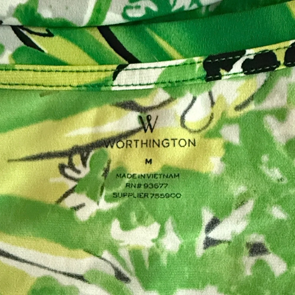 Worthington size medium Green Floral Short Sleeve Scoop-Neck Tee